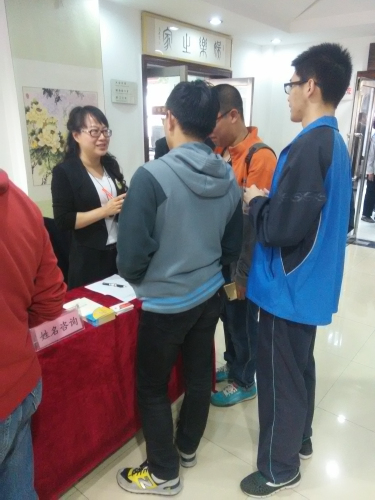 18新利首页专家走进社区、服务百姓